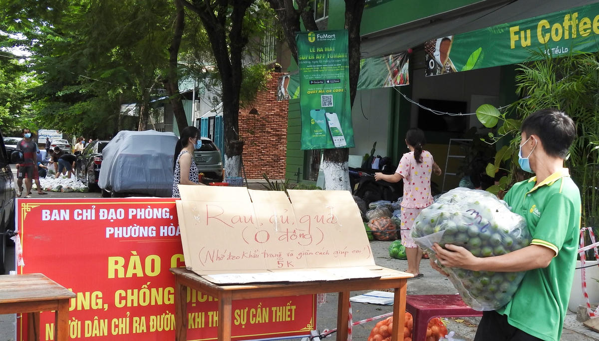 Một điểm hỗ trợ rau, củ, quả "0 đồng" cho người dân ở tổ 27 phường Hòa Cường Bắc, quận Hải Châu. Ảnh Bình Nguyên.