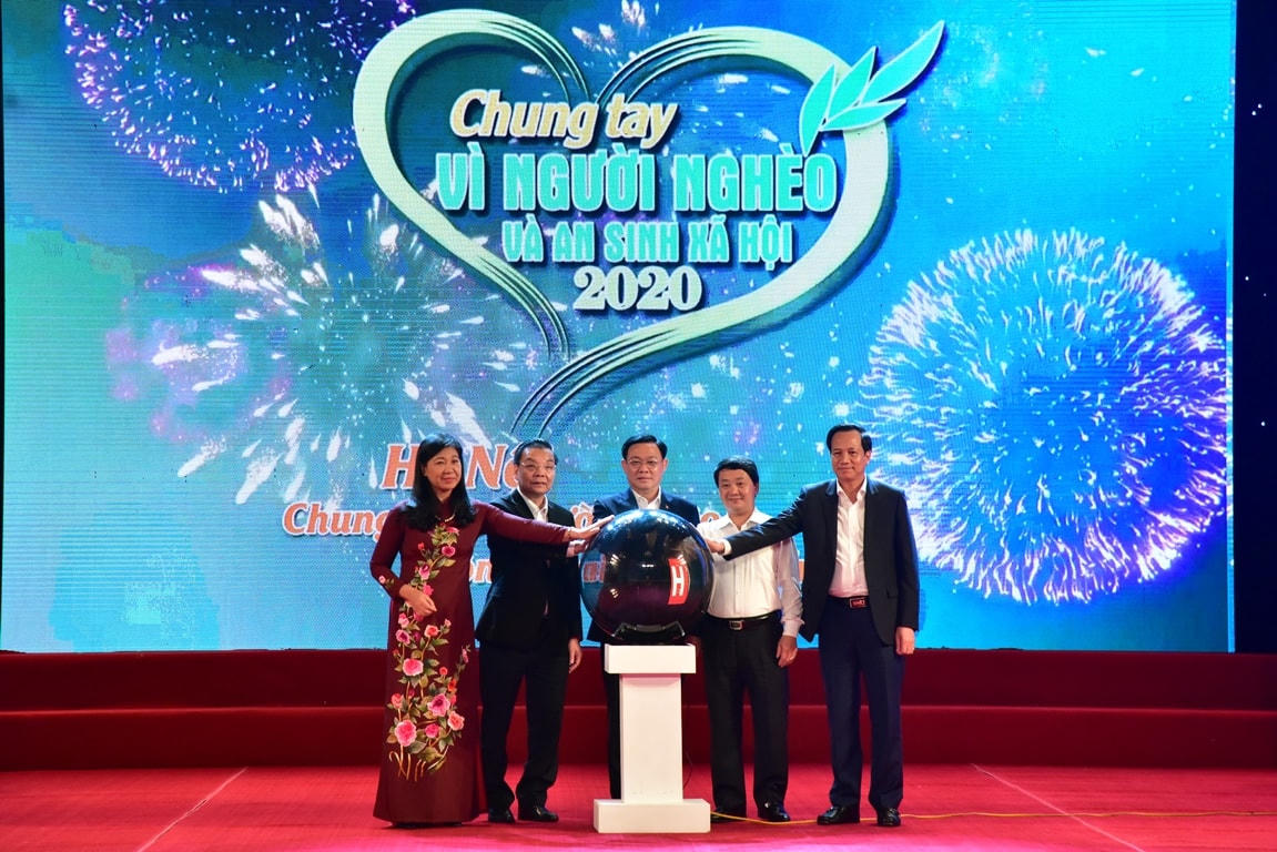 Nhấn nút khánh thành 90 nhà đại đoàn kết. 