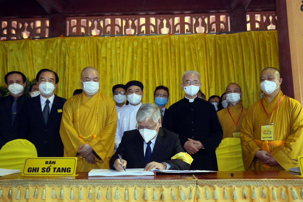Bí thư Trung ương Đảng, Chủ tịch UBTƯ MTTQ Việt Nam Đỗ Văn Chiến ghi sổ tang tưởng niệm Đại lão Hòa thượng Thích Phổ Tuệ. Ảnh: Kỳ Anh.