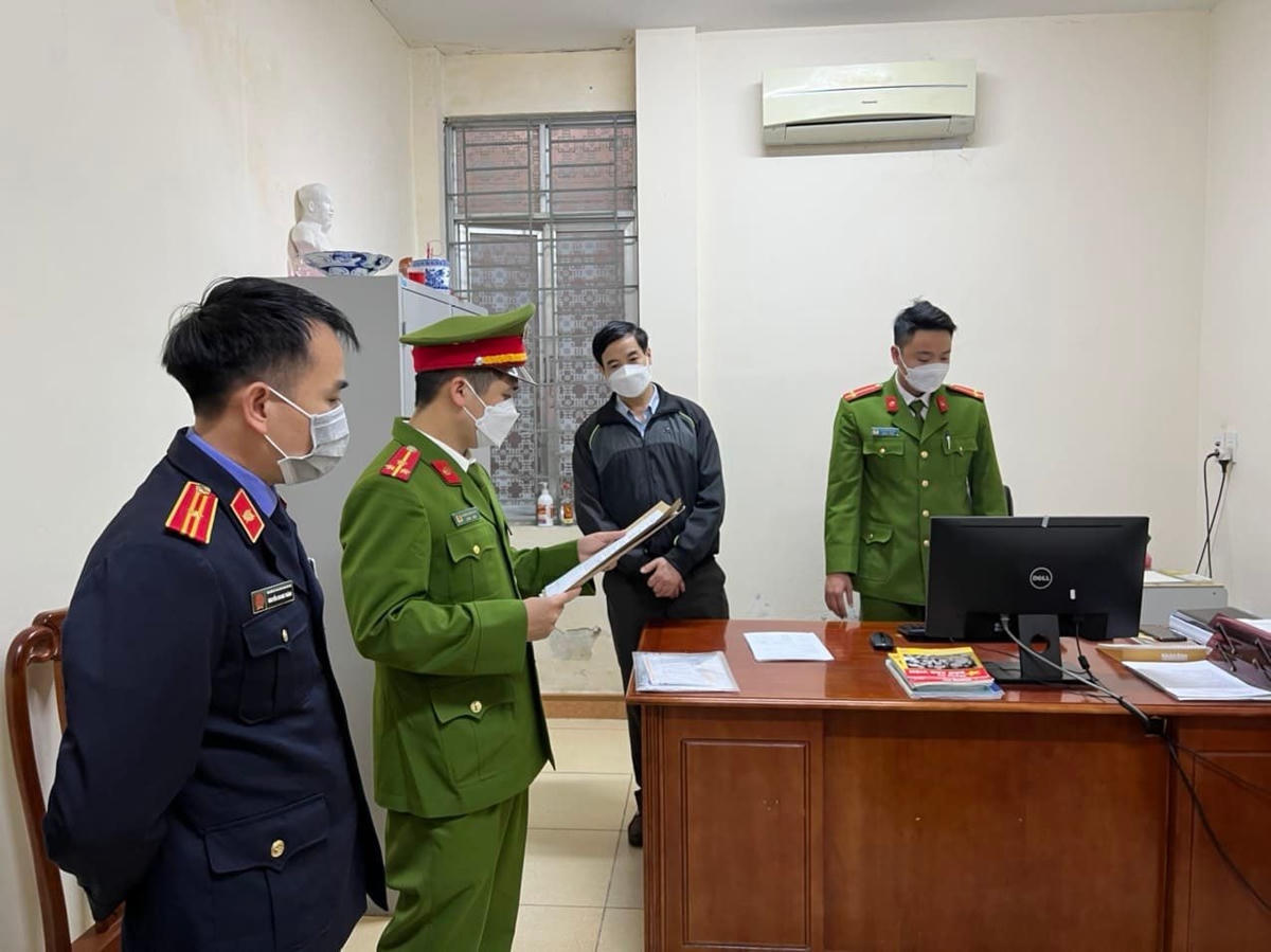 Cơ quan công an đọc lệnh khởi tố đối với ông Nguyễn Trọng Bình, Trưởng phòng ĐKKD (Sở KHĐT Nghệ An).
