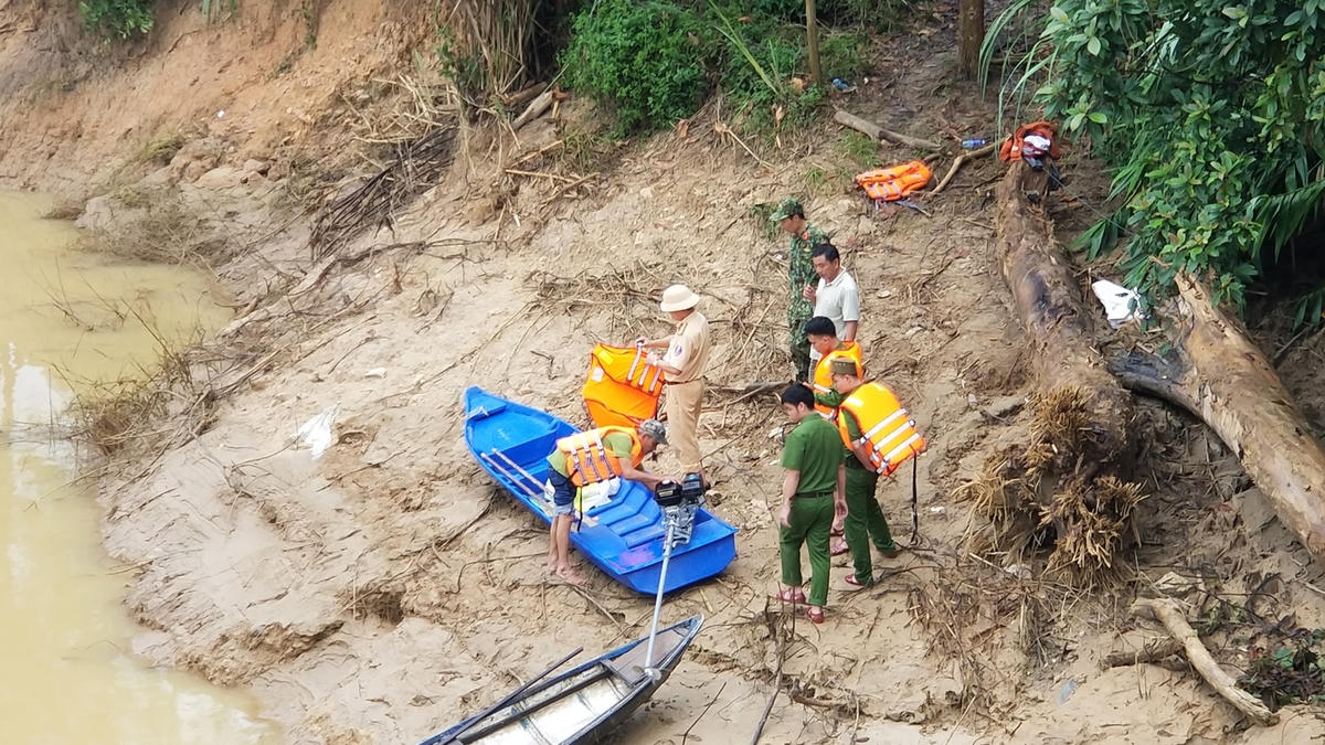 Lực lượng chức năng đưa phương tiện tìm kiếm nạn nhân dưới sông Đăk Mi.