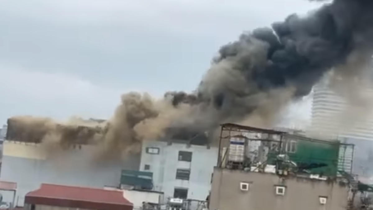 Cột khói cuồn cuộn bốc cao hàng chục mét.