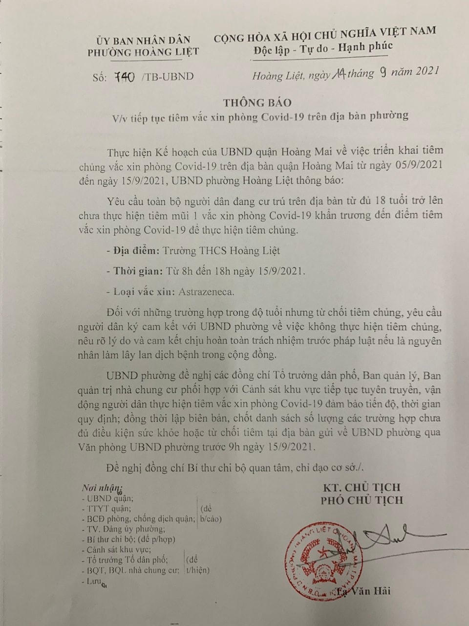 UBND Phường Hoàng Liệt, quận Hoàng Mai, TP Hà Nội ban hành văn bản về việc tiếp tục thực hiện tiêm vaccine Covid-19 cho người dân, đồng thời yêu cầu người dân ký cam kết nếu từ chối tiêm chủng và phải chịu trách nhiệm trước pháp luật nếu là nguyên nhân làm lây lan dịch bệnh.