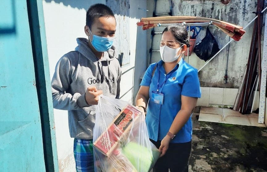 Trao quà cho công nhân lao động gặp khó khăn. 