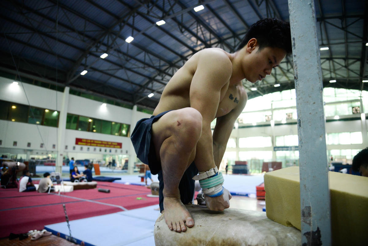 Đã sắp tới SEA Games, khoảng thời gian này được nhận định là rất quan trọng để chuẩn bị cả về thể lực lẫn tinh thần cho SEA Games sắp tới.Lịch tập của đội tuyển là từ 6-8 tiếng một ngày, trong đó cũng có những điều chỉnh phù hợp để các vận động viên hồi sức lại, bên cạnh đó cũng có những buổi hồi phục thể lực cho các vận động viên.Theo huấn luyện viên Trương Minh Sang, huấn luyện viên đội tuyển thể dục dụng cụ nam, đối thủ nặng kí của đội năm nay là Indonesia, Thái Lan và Phillipines.Đội tuyển thể dục dụng cụ đặt mục tiêu sẽ bảo vệ được những thành quả ở các nội dung thể mạnh như xà kép, nhảy chống, nội dung đồng đội.Vận động viên trong đội tuyển có những bạn còn rất nhỏ.Các vận động viên đều đang nỗ lực tập luyện và hướng đến những bài thi tốt nhất tại SEA Games 31. “Mình đã rất nỗ lực, phấn đấu hết sức có thể cho SEA Games sắp tới. Với mình, những “anh lớn” lão làng như Lê Thanh Tùng, Trương Minh Thành là những đối thủ đáng gờm nhất của mình”, Nguyễn Phước Hải, vận động viên đội tuyển nam cho biết.Chỉ còn 27 ngày nữa là diễn ra SEA Games 31, các vận động viên đội tuyển thể dụng dụng cụ đã chuẩn bị sẵn sàng về cả thể chất lẫn tinh thần để có thể mang về những kết quả tốt nhất.