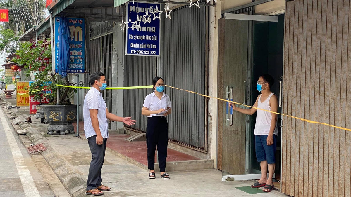 Cán bộ đi từng nhà tuyên truyền phòng chống dịch.