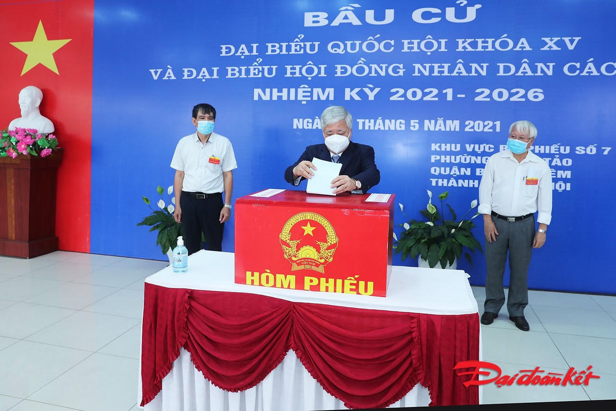 Bí thư Trung ương Đảng, Chủ tịch UBTƯ MTTQ Việt Nam Đỗ Văn Chiến bỏ phiếu bầu cử.