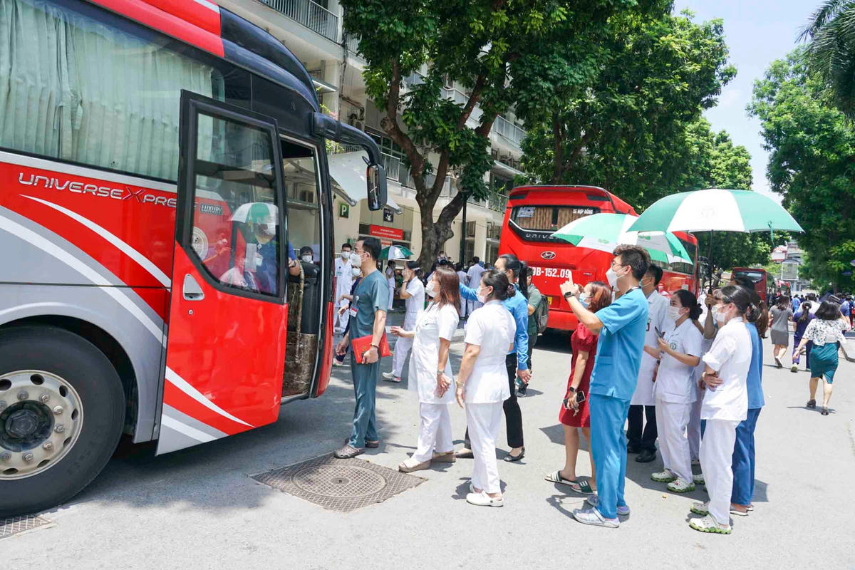 Đội quân áo trắng thiện chiến, tinh nhuệ trên đủ tất cả mọi chuyên khoa của Bệnh viện Bạch Mai sẽ tác chiến ngay khi đến TP Hồ Chí Minh.