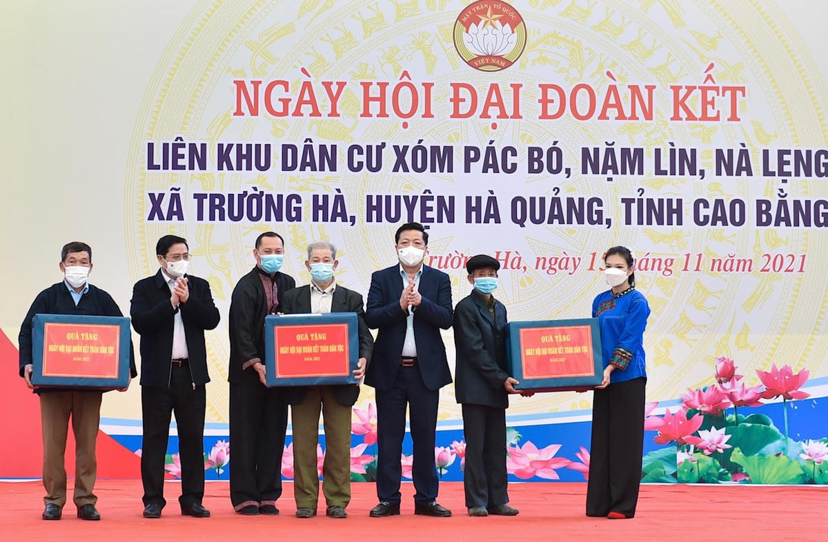 Thủ tướng Phạm Minh Chính tặng 3 suất quà cho 3 khu dân cư. Ảnh: Nhật Bắc.