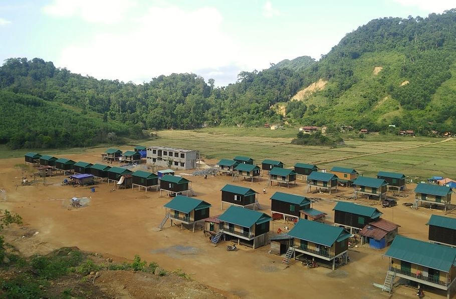 Người dân ở bản Sắt, xã Trường Sơn vui mừng khi đến sinh sống trong những ngôi nhà mới.