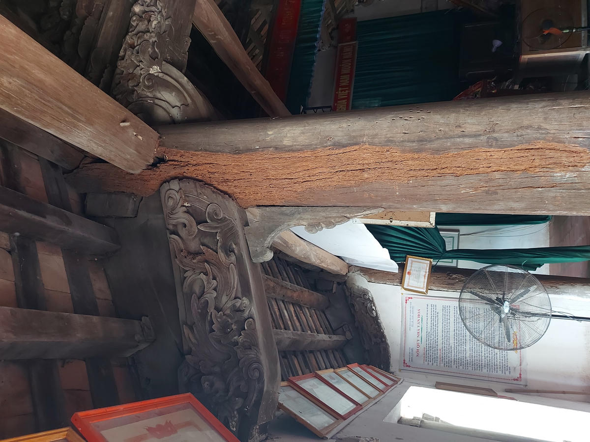 Kèo thanh xà gỗ trên mái bị mối mọt, gãy dập.