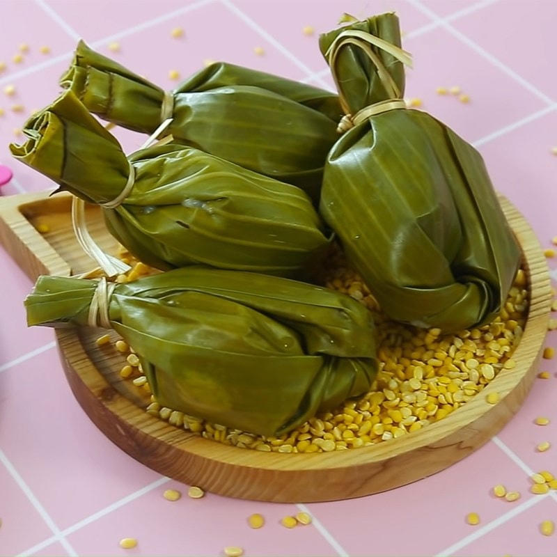 Bánh Ít uôi nhân thịt và đỗ xanh.