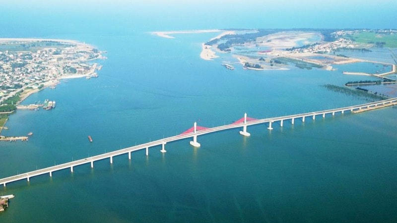 Cầu Cửa Hội bắc qua sông Lam nối nhịp bờ vui, thuận tiện cho du lịch kết nối các tỉnh Nghệ An, Hà Tĩnh.