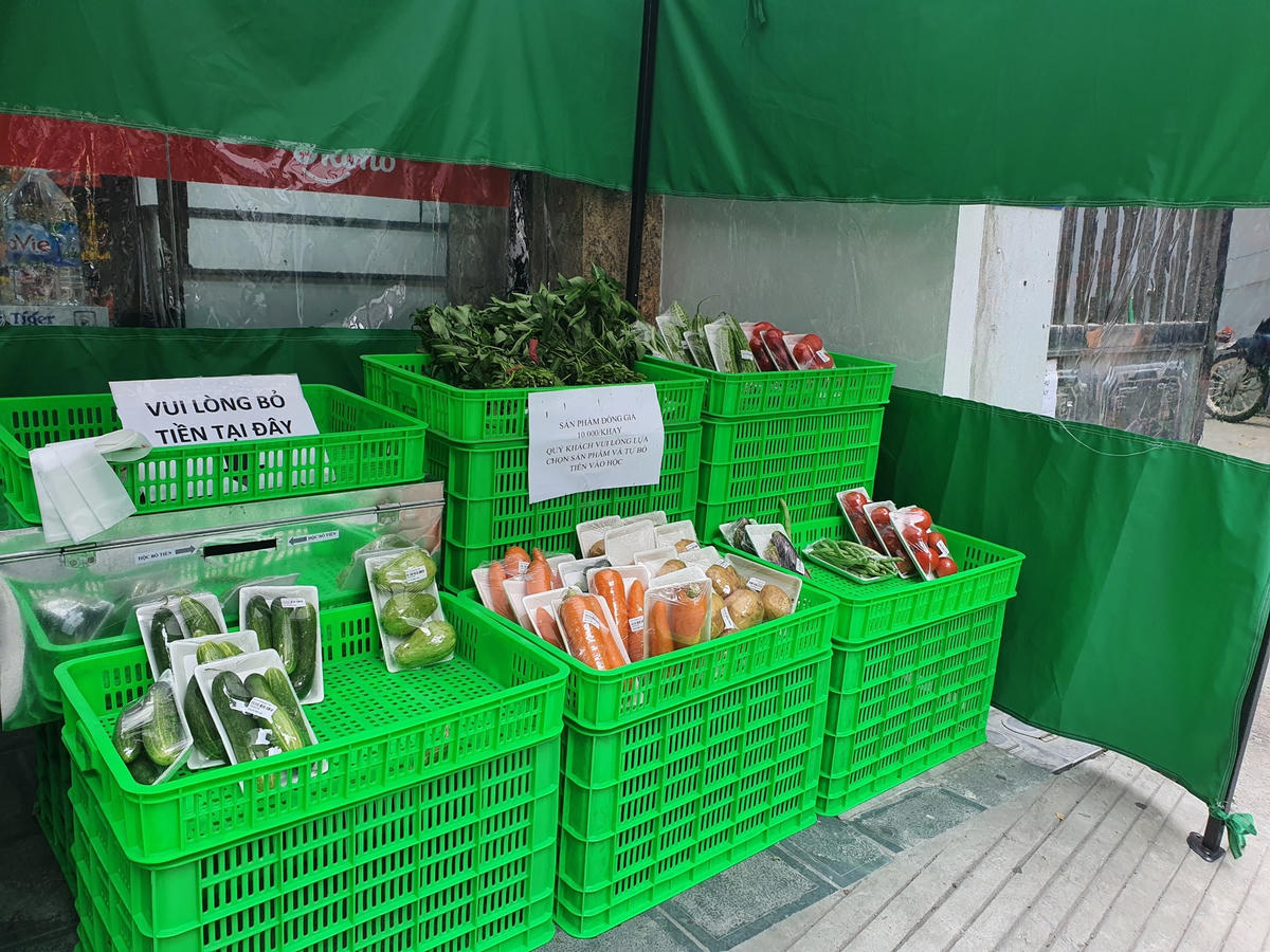 Điểm chung của những gian hàng này là không có nhân viên bán hàng, cũng không có người giám sát, tất cả việc mua bán và thanh toán tiền đều dựa vào sự trung thực của khách hàng.