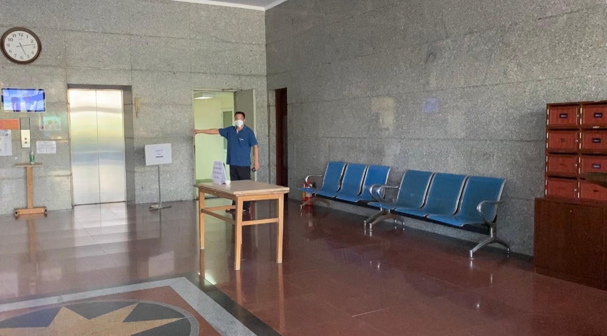 Lối đi riêng do Ban quản lý tòa nhà sắp xếp tạm thời cho nhân viên Phòng xét nghiệm quốc tế GENTIS. 