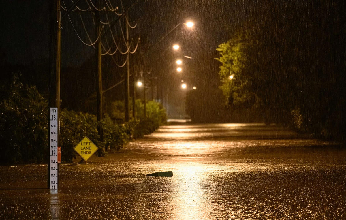 Nước lũ ào ạt trong đêm tối ở ngoại ô Camden, phía tây Sydney. Ảnh: Brett Atkins / Getty Images.