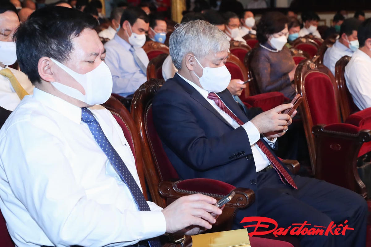 Ông Đỗ Văn Chiến, Bí thư Trung ương Đảng, Chủ tịch UBTƯ MTTQ Việt Nam nhắn tin ủng hộ Quỹ Vaccine phòng, chống dịch Covid-19. 