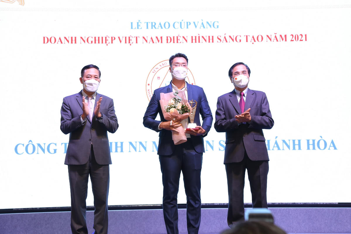 Yến sào Khánh Hòa nhận cúp doanh nghiệp sáng tạo.