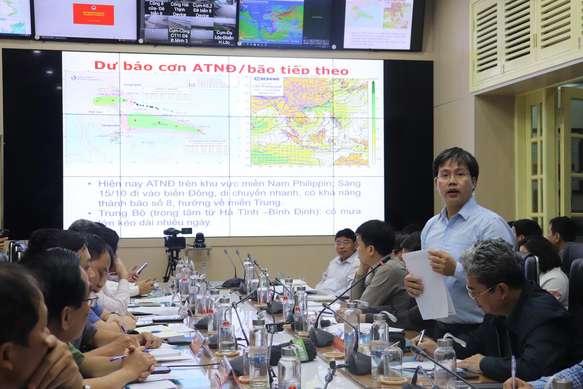 GĐTT Khí tượng thủy văn quốc gia Mai Văn Khiêm báo cáo tại cuộc họp