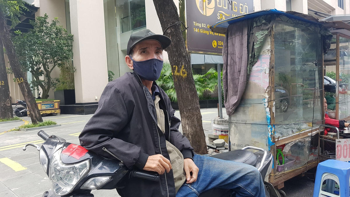 Ông Hoàng Văn Tiến ngán ngẩm với số tiền kiếm được cả ngày.