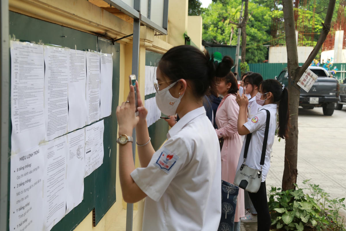 Tìm hiểu chuẩn bị thi vào lớp 10 ở Hà Nội. Ảnh: Quang Vinh.