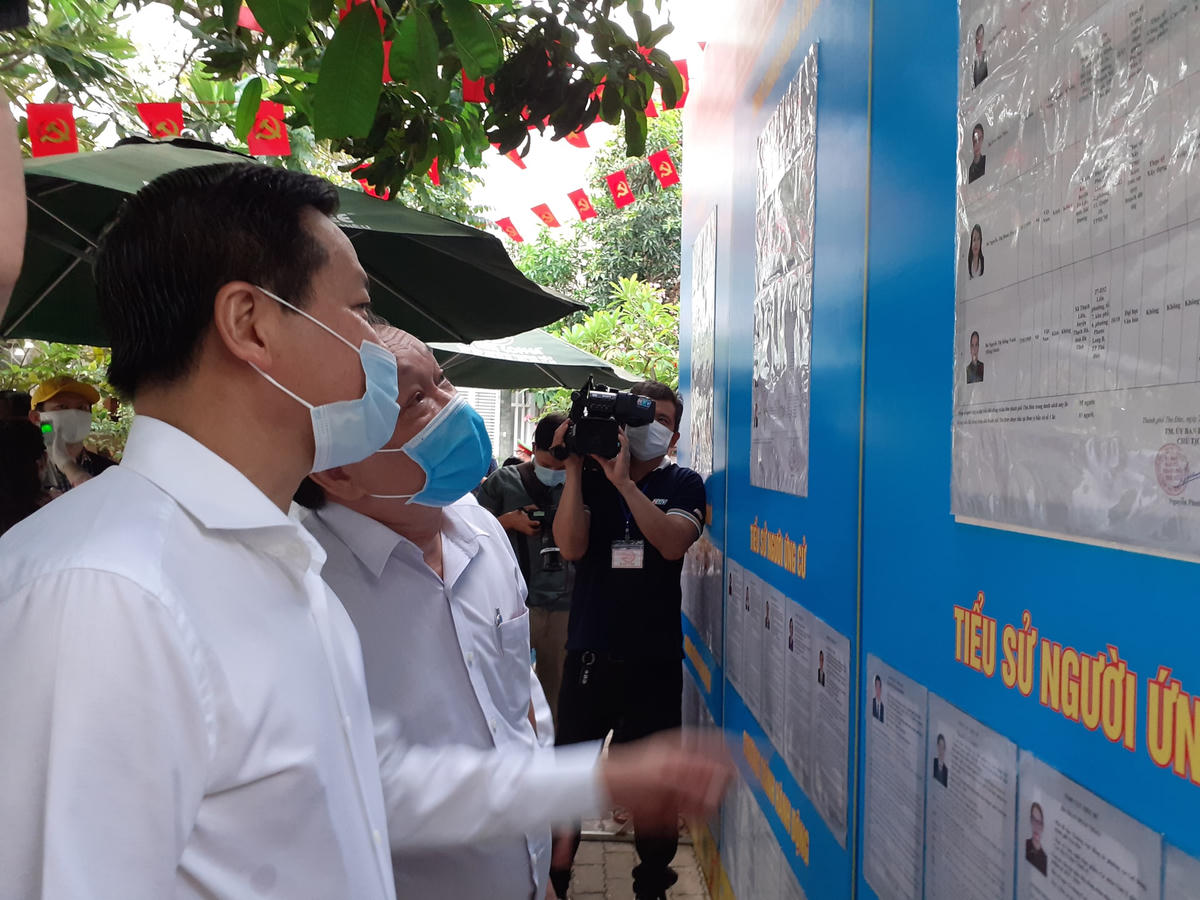 Phó Thủ tướng Lê Minh Khái xem danh sách bầu cử tại tổ bầu số 19, phường An Phú, thành phố Thủ Đức.