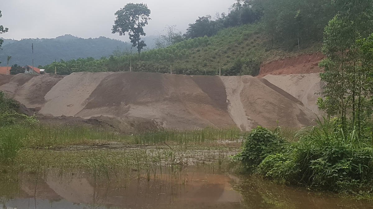 Chất thải của Công ty Nhiệt điện Sơn Động còn được đổ ra đất vườn, đất rừng. Ảnh: Nam Anh.