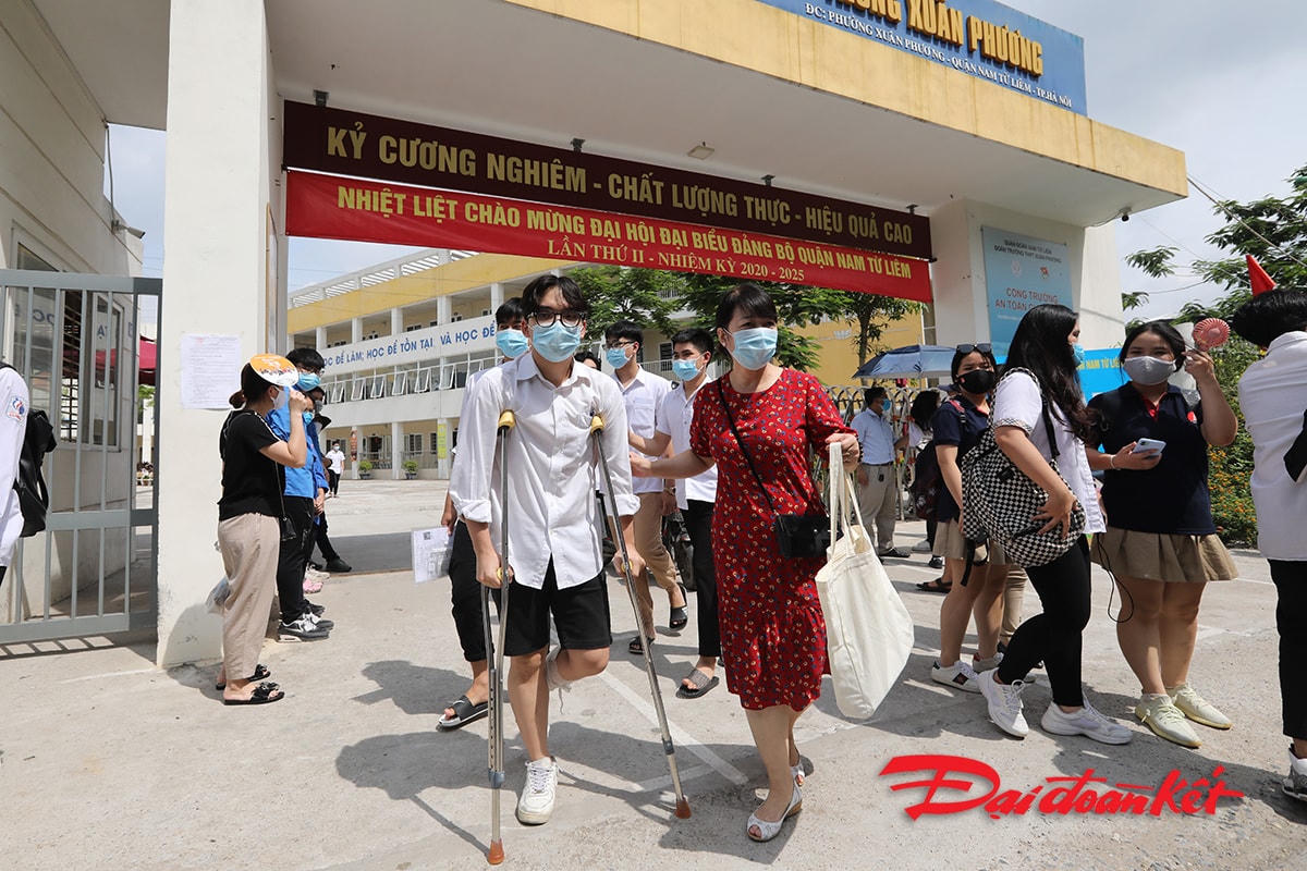 Em Trương Vũ Phước  học sinh trường THPT M.V Lomonoxop được mẹ đưa đến điểm thi là trường THPT Xuân Phương để dự thi, vì trước đó em bị ngã cầu thang.