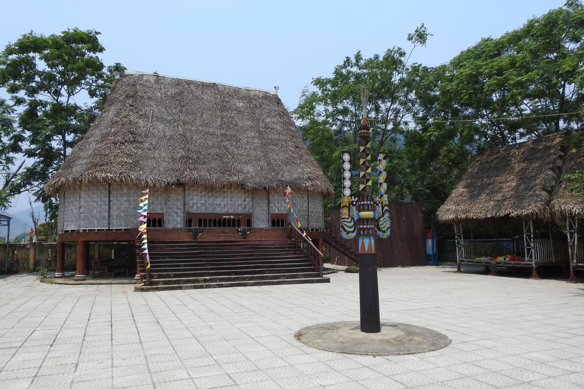 Nhà Gươl - biểu tượng văn hóa Cơ Tu ở thôn Giàn Bí được đầu tư nguyên trạng để đón khách du lịch. Ảnh: Thanh Tùng