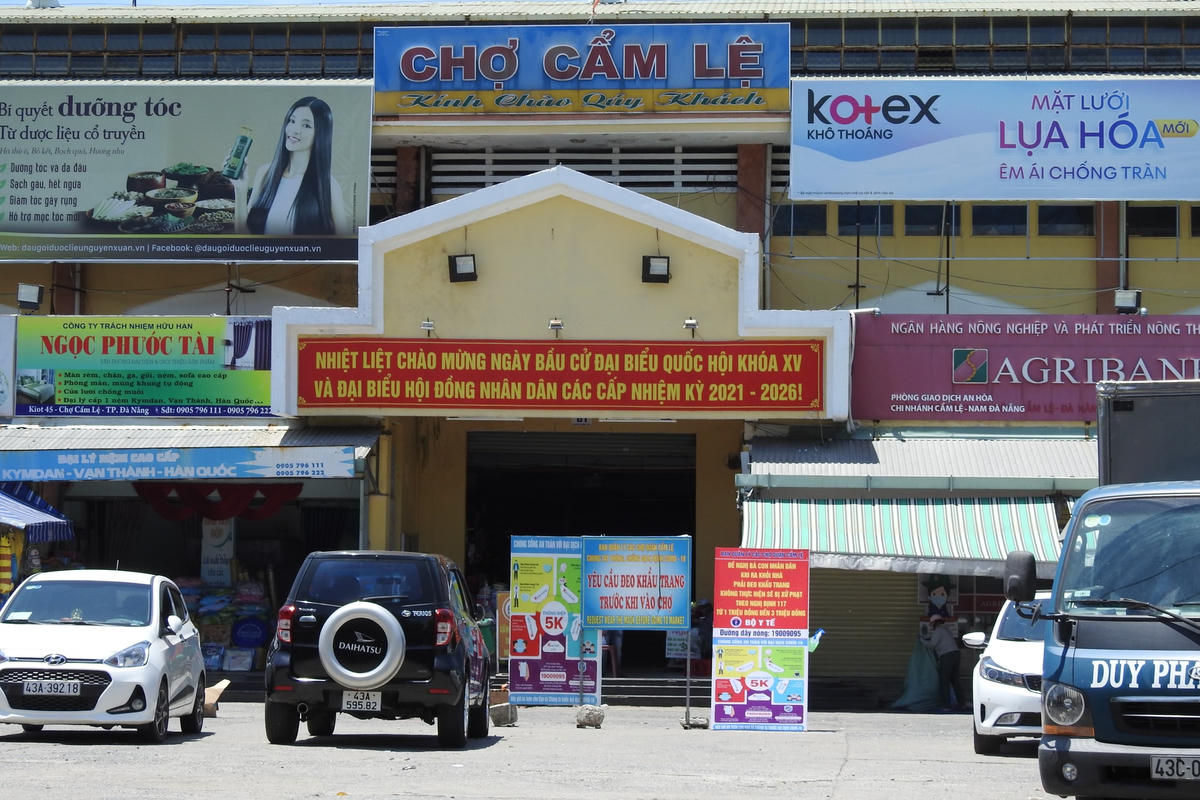 Chợ Cẩm Lệ (Đà Nẵng) nơi BN 4132 thường đến mua rau, củ, quả cho quán cơm gà Lộc Ký vào các buổi sáng. Ảnh Bình Nguyên.