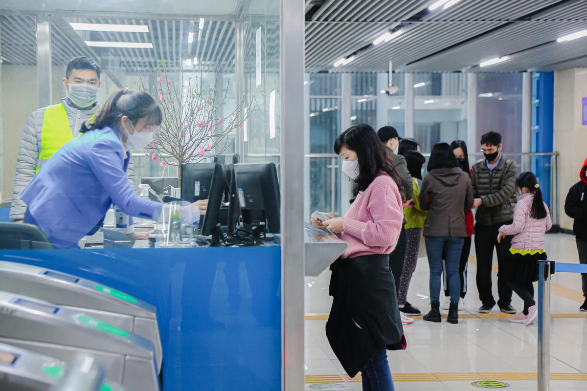 Nhiều hành khách tiếc nuối phải ra về do tàu điện Cát Linh - Hà Đông chỉ chạy đến 17h chiều.