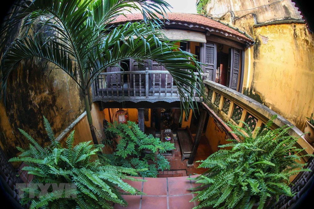 Giữa các lớp nhà ở tầng 2 có sân, giếng trời ở giữa là kiến trúc đặc trưng của nhà cổ Hà Nội. (Nguồn: TTXVN).