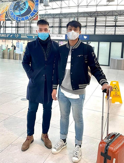 Sau một tháng đoàn tụ gia đình ở CH Czech, tiền vệ Mạc Hồng Quân tạm chia tay vợ và các con, về Việt Nam để cùng Than Quảng Ninh chuẩn bị cho mùa giải mới.  