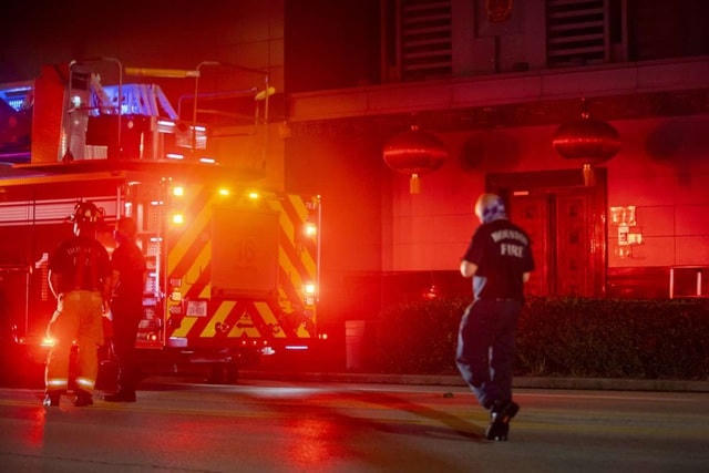 Vụ cháy trong sân lãnh sự quán Trung Quốc sau yêu cầu đóng cửa. (Ảnh: Getty).