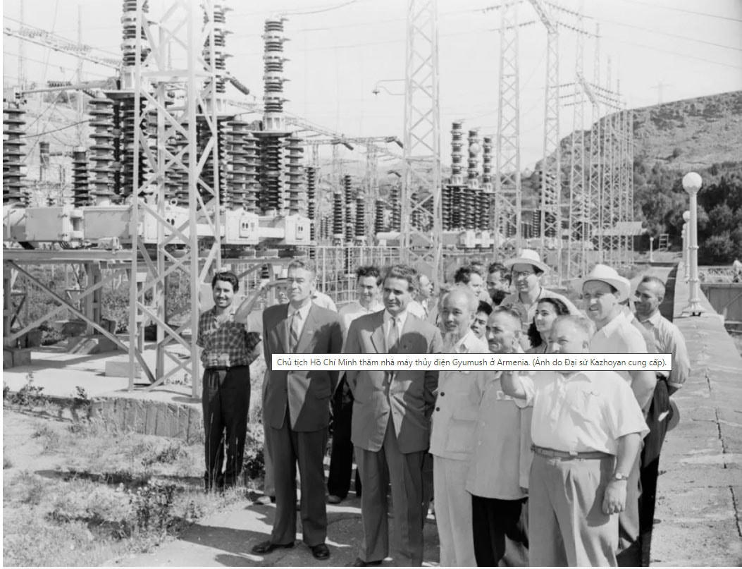 Chủ tịch Hồ Chí Minh thăm nhà máy thủy điện Gyumush ở Armenia. (Ảnh do Đại sứ Kazhoyan cung cấp).  
