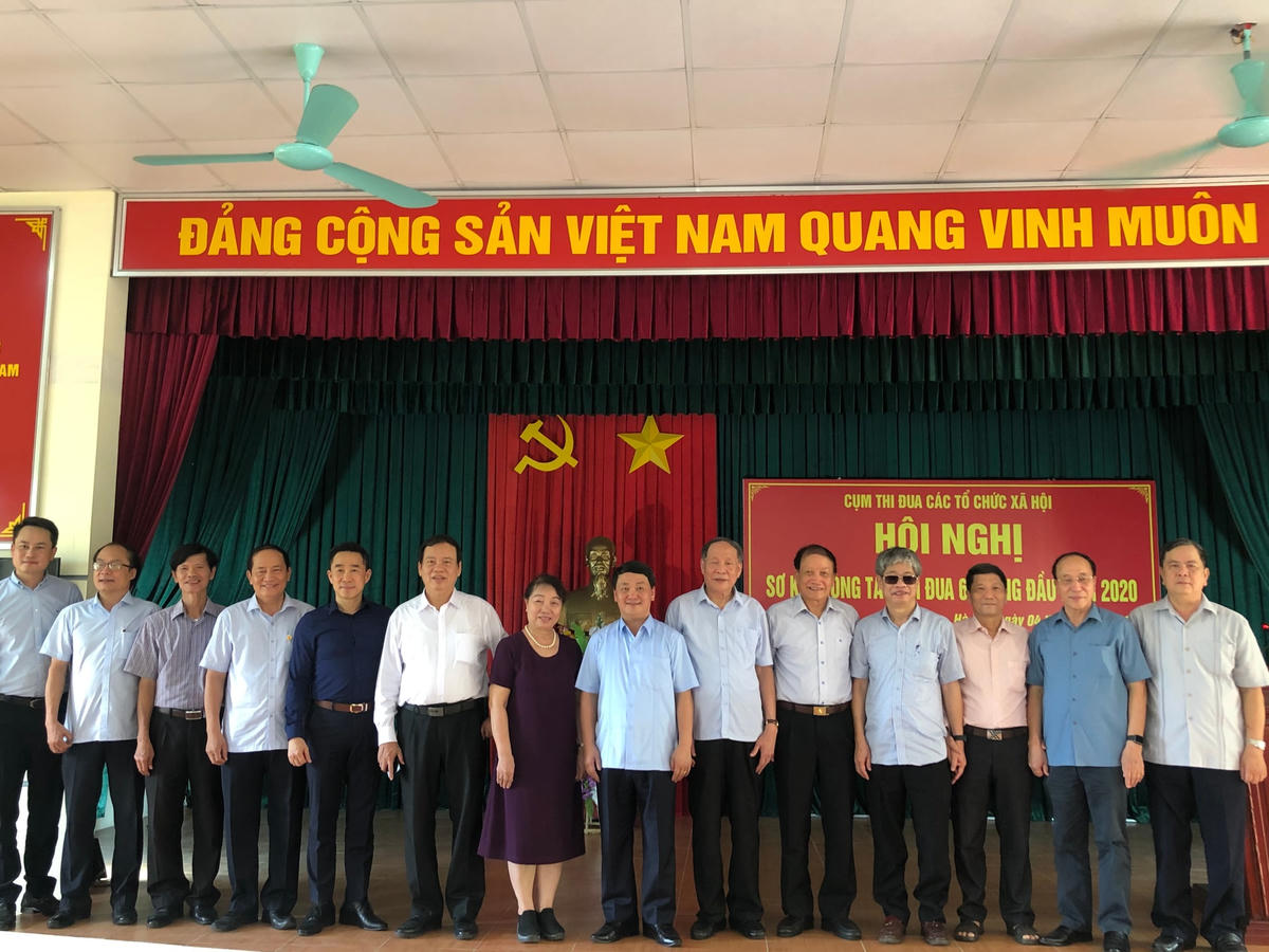 Phó Chủ tịch - Tổng Thư ký Hầu A Lềnh và các đại biểu tại hội nghị.