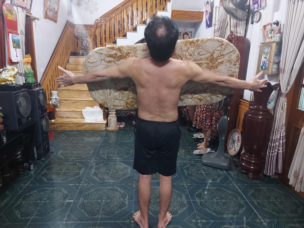 "Khi bàn đá khi bê lên thì rất nặng, nhưng khi nó “nằm” ở trên ngực thì lại như chẳng cảm thấy gì", anh Tuấn Anh nói.