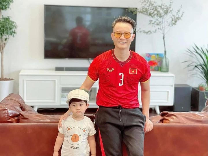 Bé Hippo nhà Hoàng Bách làm mặt buồn khi Đội tuyển Việt Nam thua trong trận gặp UAE rặạg sáng ngày 3/9: “Con đã nói bố đừng có mặc áo chú Duy Mạnh mà bố không nghe, chán chả muốn nói. Buồn!”.