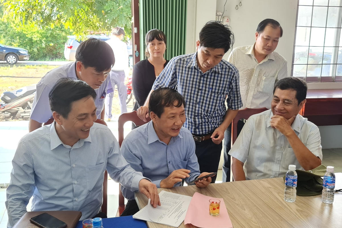 Các thành viên trong đoàn kiểm tra công tác chuẩn bị bầu cử ở huyện Hoà Bình. 