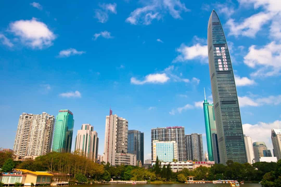 Tòa KK100 tại Thâm Quyến, Trung Quốc cao 442 m, được khai trương năm 2011.  