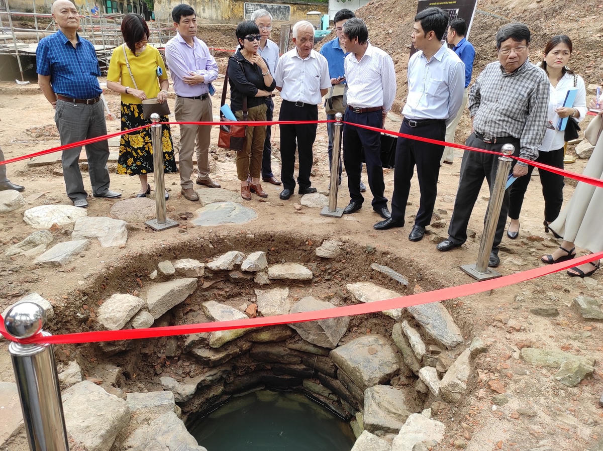 Hiện trường khai quật thăm dò Khu vực chính điện Kính Thiên.  