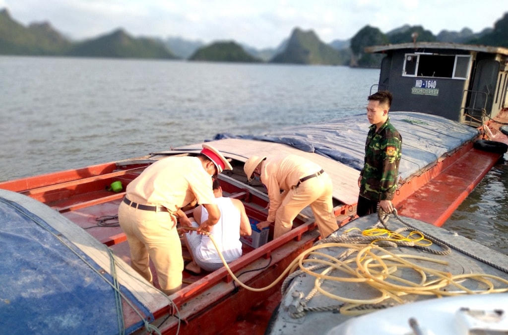 Cán bộ chiến sĩ Công an tỉnh Quảng Ninh cùng chủ phương tiện khẩn trương cứu phương tiện khỏi bị đắm.