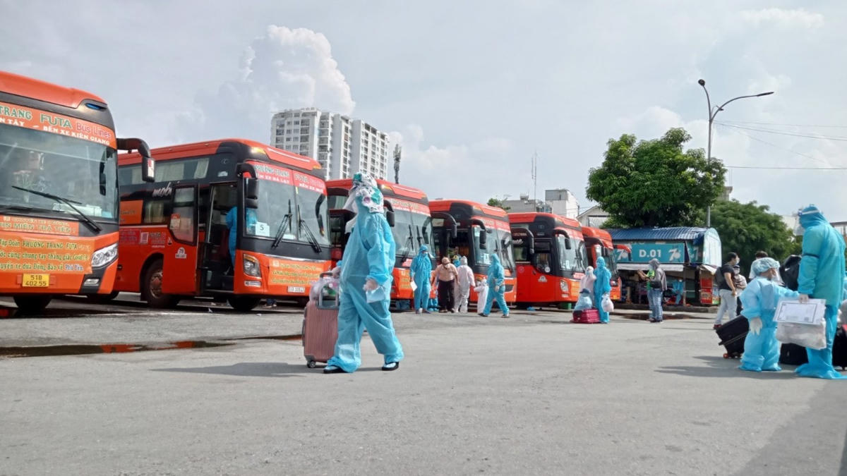Người dân ở Đồng Tháp, Vĩnh Long, Bà Rịa Vũng Tàu cũng tiếp tục được đón về quê