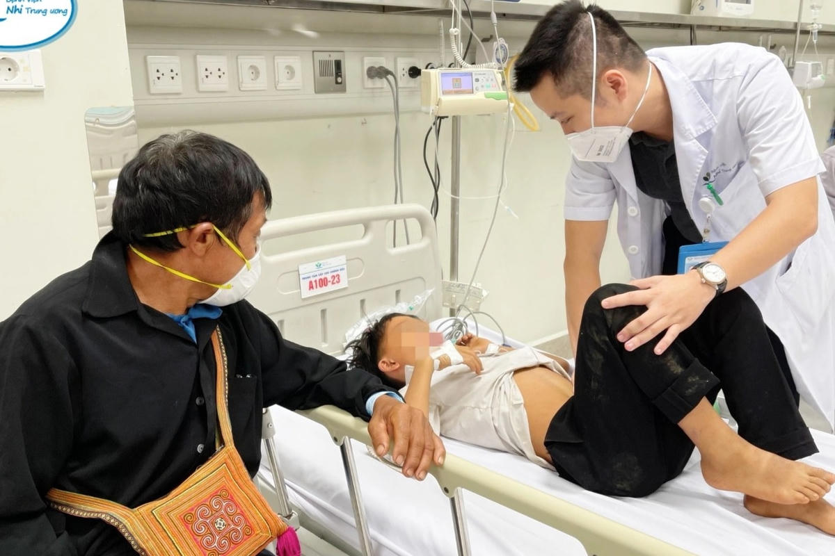 Cấp cứu cho trẻ nhỏ ngộ độc quả hồng trâu tại Bệnh viện Nhi Trung ương.