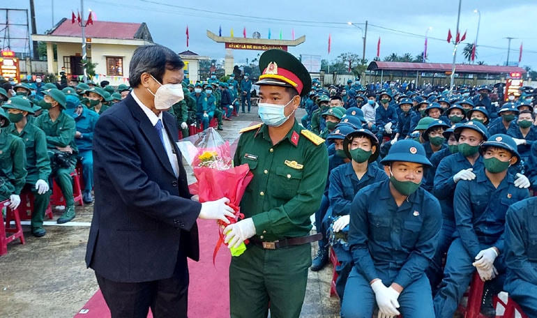 Ông Đặng Lê Tiến, Ủy viên Ban Thường vụ, Chủ nhiệm Ủy ban Kiểm tra Tỉnh ủy Phú Yên, tặng hoa chúc mừng đại diện các đơn vị nhận quân. 