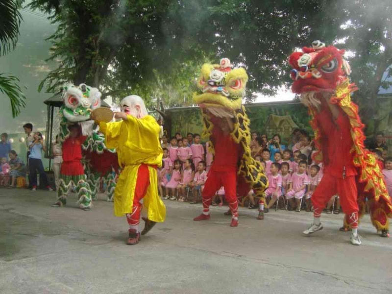 Trò múa lân.