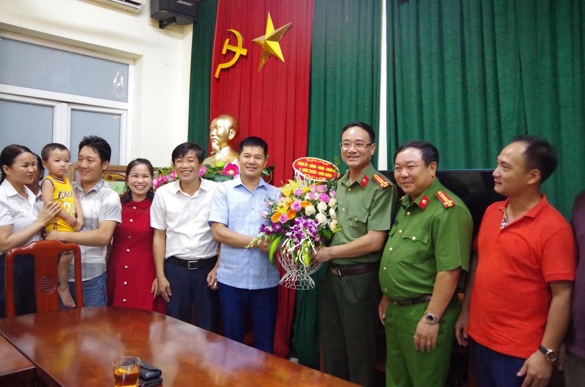 Cơ quan Công an trao trả bé Gia Bảo cho gia đình. Ảnh: CABN.