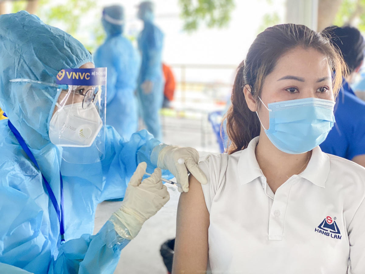 TP HCM đẩy mạnh tiêm ngừa đủ 2 mũi vaccine Covid-19 cho người dân.