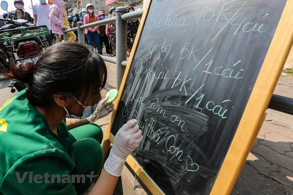 Giá cả được những tình nguyện viên niêm yết rõ ràng. (Ảnh: Minh Sơn/Vietnam+).