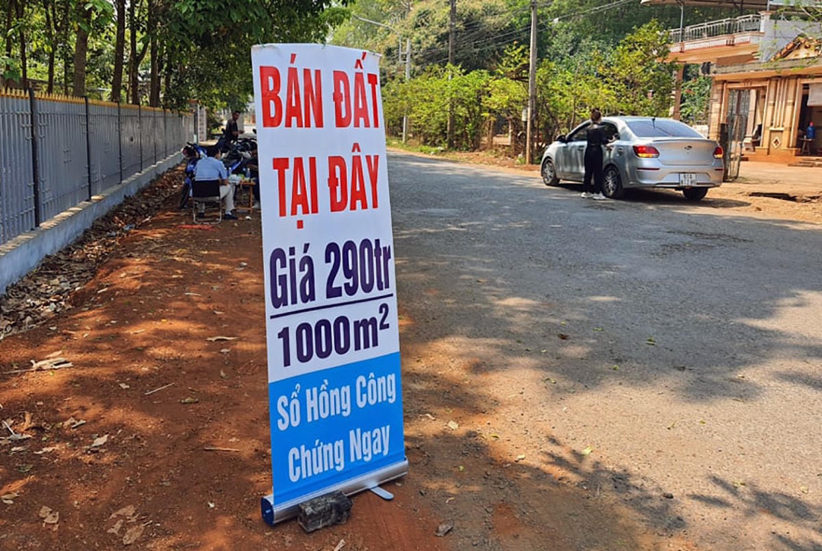 Một điểm giao dịch mua bán đất tại xã An Khương (huyện Hớn Quản, Bình Phước). Ảnh: Phước Tuấn.